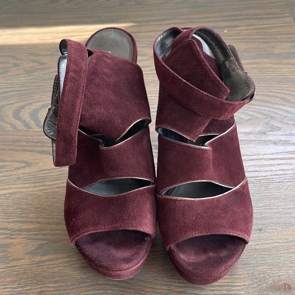 Women’s Stuart Weitzman Burgundy Slits Suede Platform Peep Toe Sandals Size 7.5M
